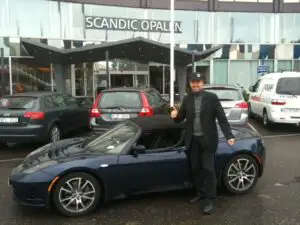 Bolidul electric Tesla Roadster, în turneu prin România
