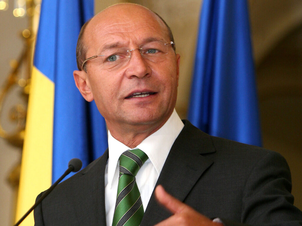 Băsescu spune că va retrimite Parlamentului legea privind scoaterea parlamentarilor din categoria funcţionarilor publici