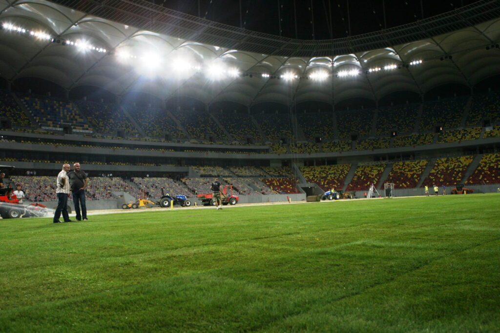 Vezi cum s-a montat gazonul pe Stadionul Naţional şi află cu cine va juca România pe 10 august