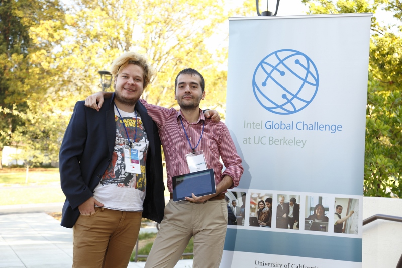 Doi români au câștigat premiul întâi la Intel Global Challenge