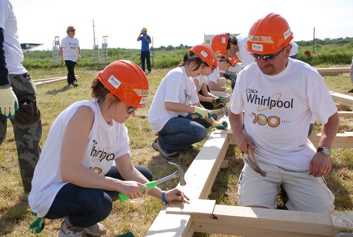 100 de angajaţi Whirlpool construiesc case pentru orfani în România
