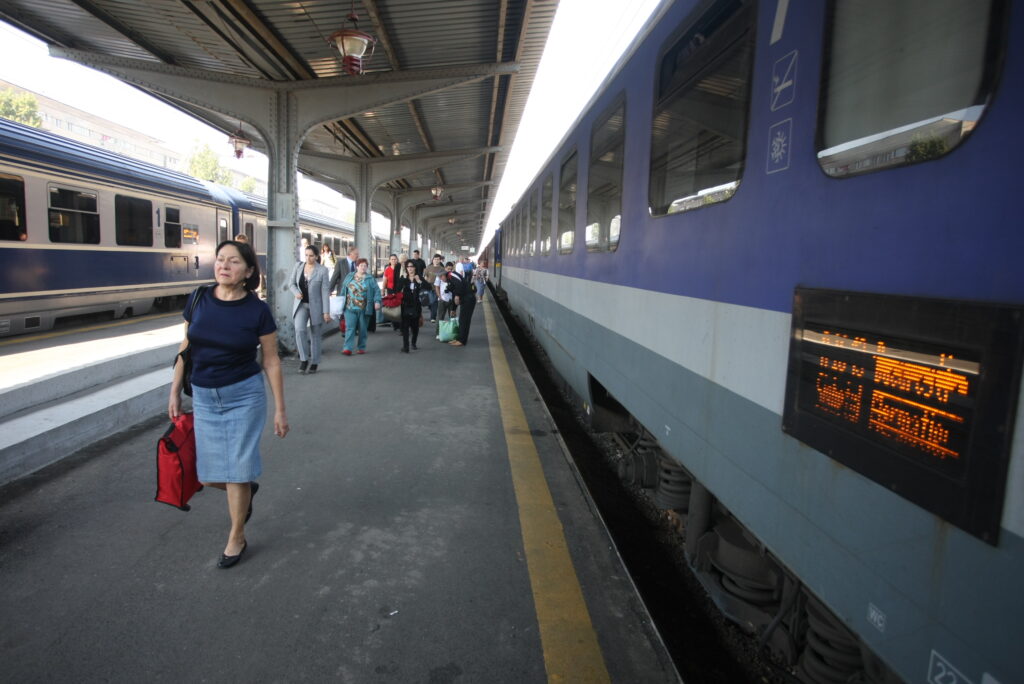 În România, trenurile circulă cu o viteză medie de 82 km/h. Chinezii: „Este cumva o glumă?”
