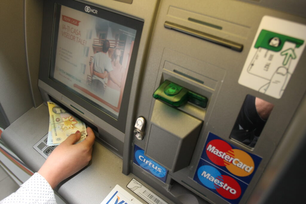 Ce ascund automatele bancare şi cât câştigă băncile din salariul fiecărui client cu card