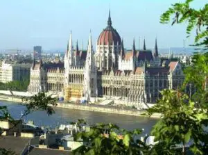 Bătălia pe Budapesta. Tarom are prețuri mai bune decât Wizz Air
