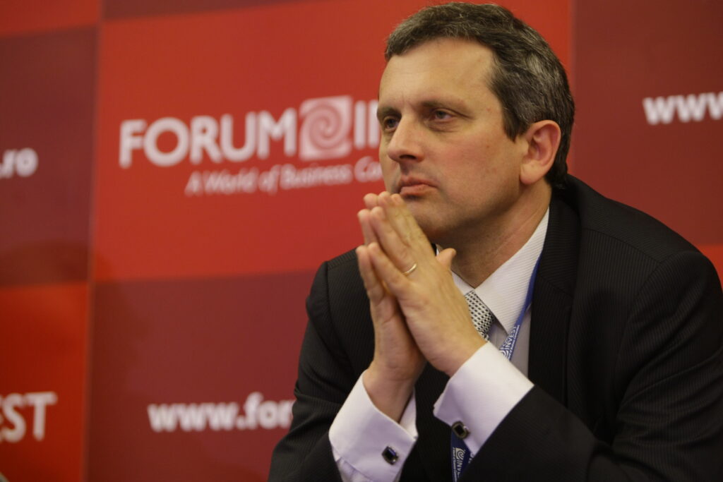 Economistul șef al BNR: „S-ar putea ca românii să țină banii în Elveția sau sub saltea”