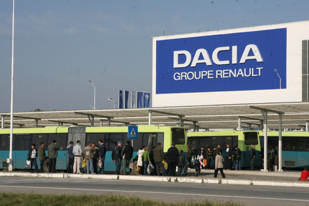 Salariaţii de la Dacia vor primi o majorare salarială de 260 de lei