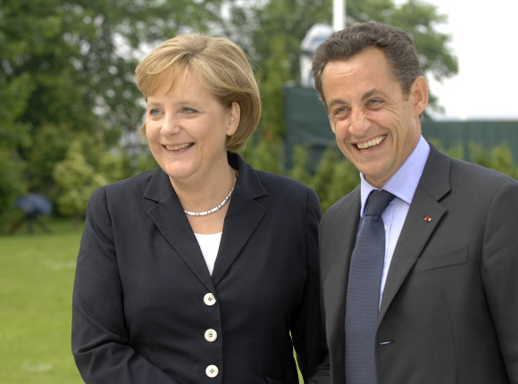 Cum vor  Merkel şi Sarkozy să salveze zona euro? Formează clubul SUPER-EURO