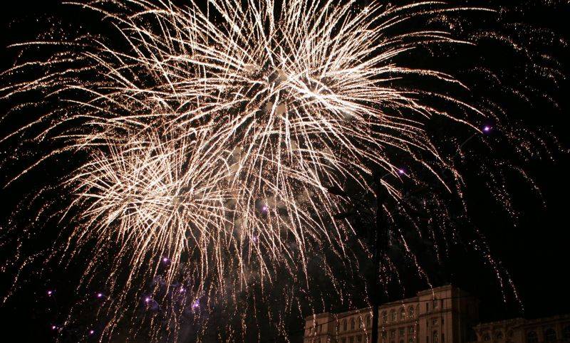 STUDIU: 8 din 10 români îşi vor petrece noaptea de Revelion acasă