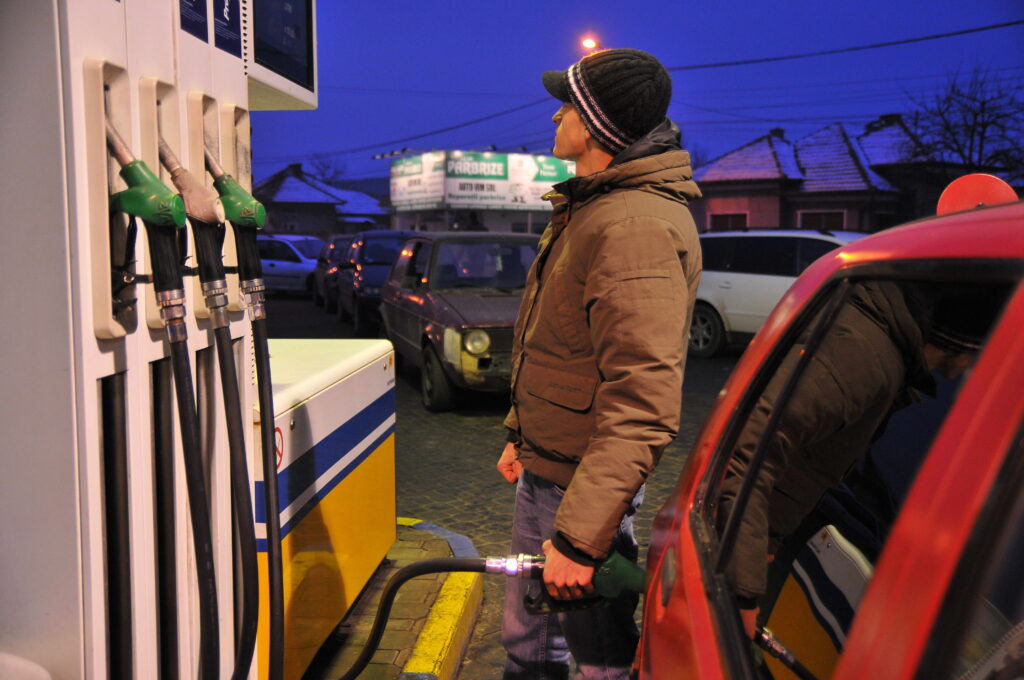 Șoferii acuză, statul se încruntă, petroliștii tac, prețul benzinei ia foc