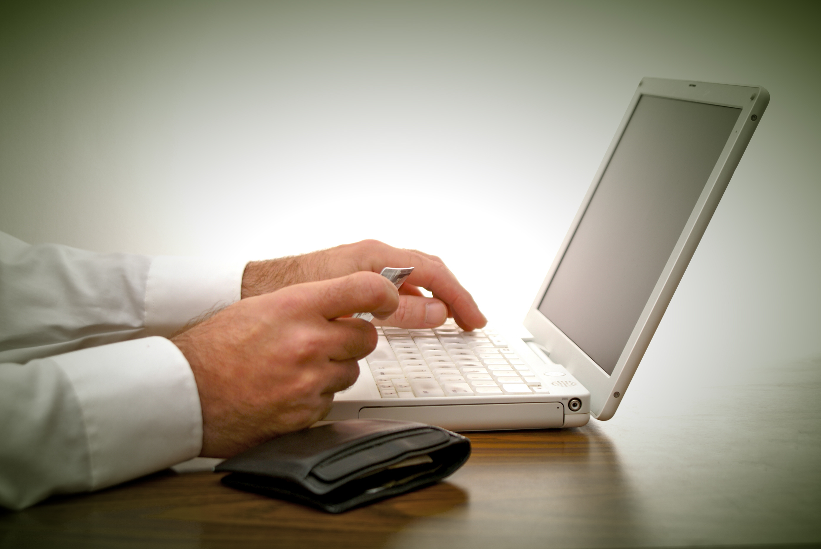 NETOPIA: 1,5 milioane de români au plătit online cu cardul anul trecut