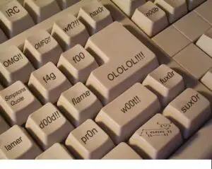 INTERNET: Când au fost folosite pentru prima dată acronimele LOL, OMG, FYI