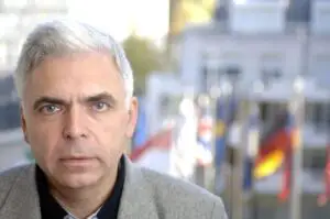 Adrian Severin, urmărit penal de DNA. Europarlamentarul este anchetat pentru luare de mită şi trafic de influenţă