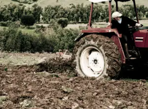 Taxa pe pârloagă se aplică și proprietarilor de pășuni și pajiști