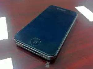 Un iPhone 4 a rezistat unei căzături de la peste 300 de metri