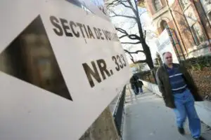 BEC şi-a suspendat activitatea până la pronunţarea CCR privind referendumul