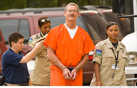 „Micul Madoff”, condamnat la 110 ani de închisoare