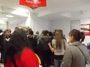 Peste 50% dintre români au cumpărat de Black Friday. 74% dintre ei au fost nemulțumiți de reduceri