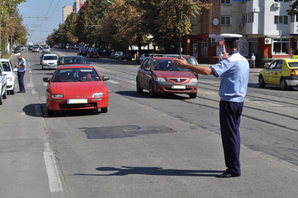 40 de şoferi care au depăşit coloana de maşini de la semafor, în zona Mihai Bravu, au rămas fără permis