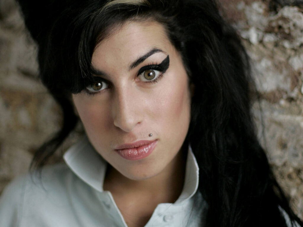 Vânzările albumelor cu muzica lui Amy Winehouse au explodat după moartea artistei