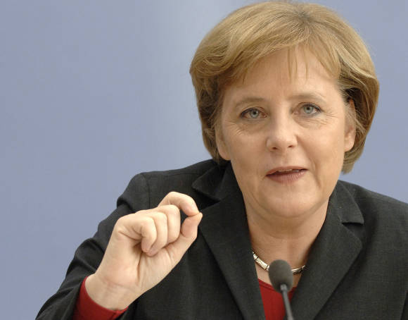 Angela Merkel nu este de acord ca ţările cu probleme să părăsească zona euro