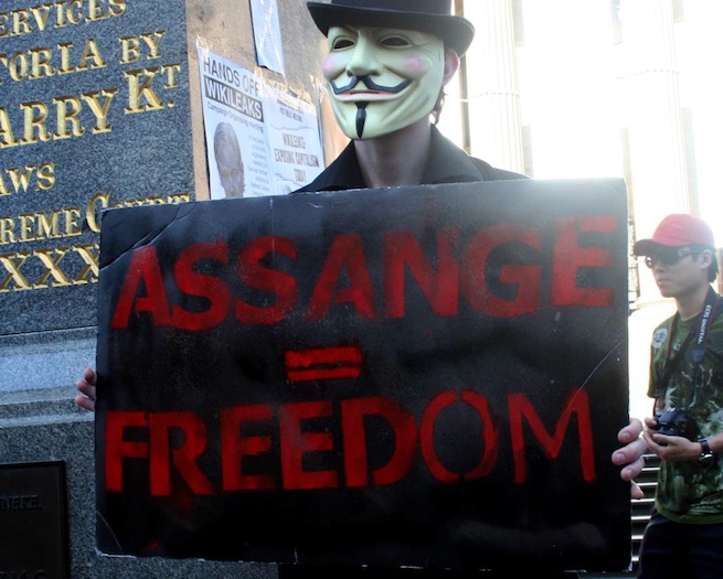Proteste la Londra privind susţinerea lui Julian Assange! Vedete importante în mulțime