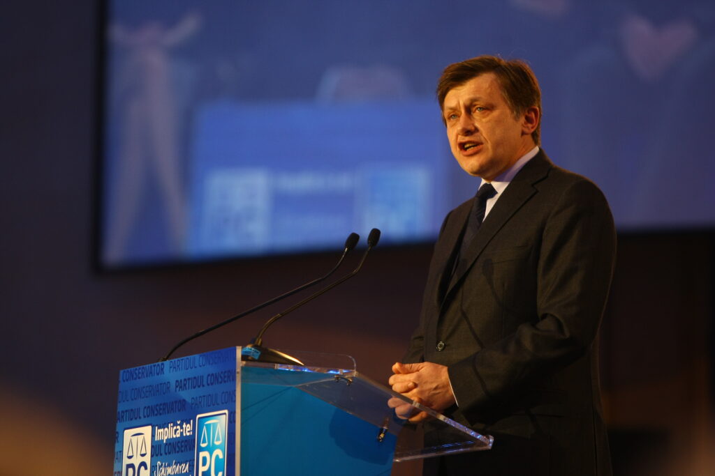 Crin Antonescu: „Sunt de acord cu domnul Băsescu să considerăm toate averile ilicite”