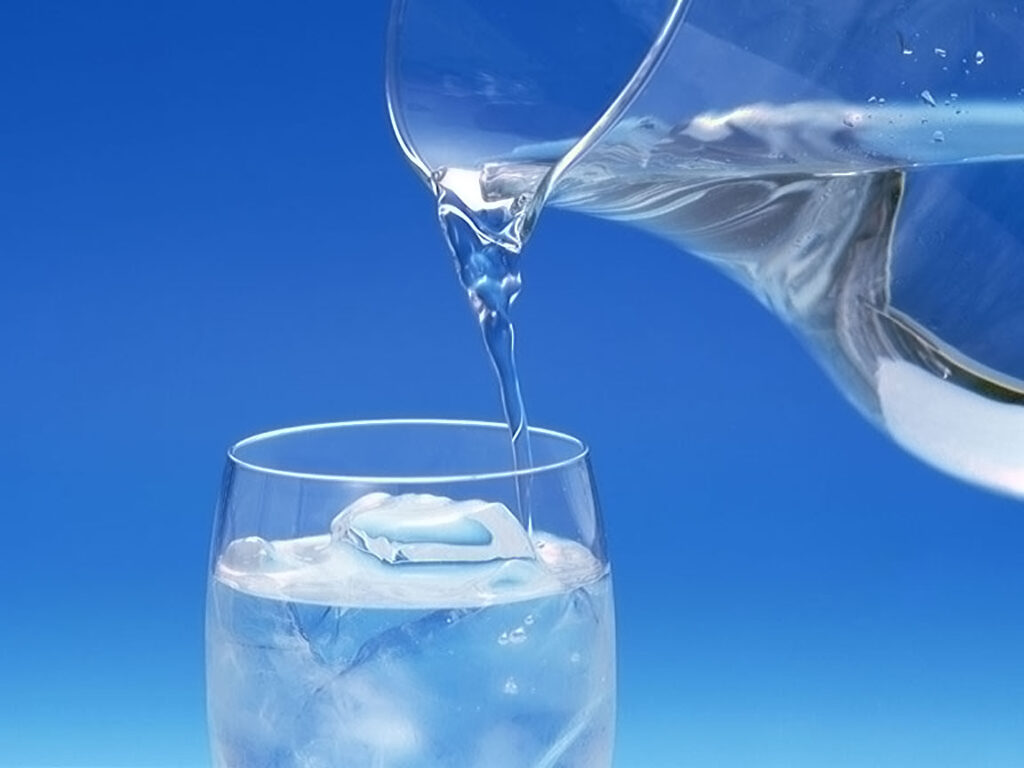 Consumul mediu zilnic de apă potabilă pentru uz casnic a fost de 127,7 litri/locuitor, în 2010
