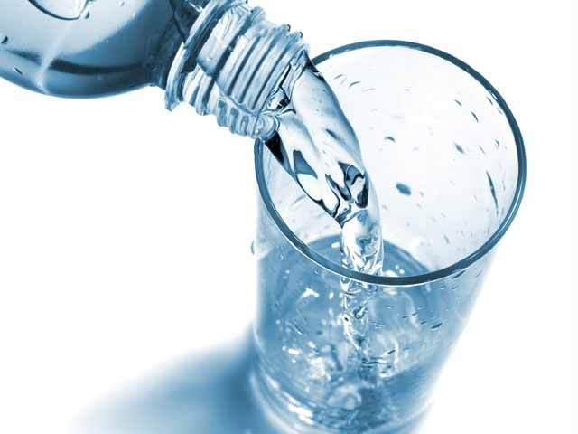 Atenţie la ce beţi! Cum sunt înşelaţi românii care cumpără apă minerală