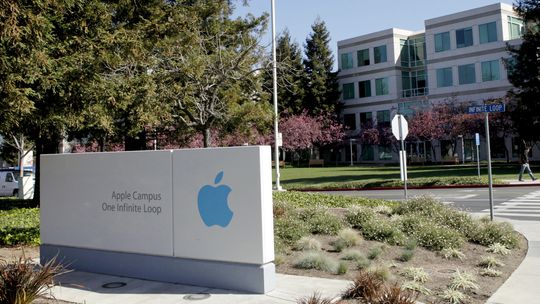 Apple devine cea mai valoroasă companie americană, depăşind Exxon Mobil
