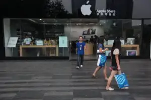GALERIE FOTO. Cum arată un magazin pirat Apple?