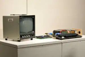 VEZI cum arată şi cât costă acum primul calculator lansat de Apple