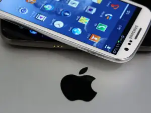 Apple a cerut instanţei să interzică vânzarea a opt modele de telefoane Samsung