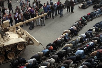 Cairo: Armata egipteană ridică baricadele şi sârma ghimpată din piaţa Tahrir