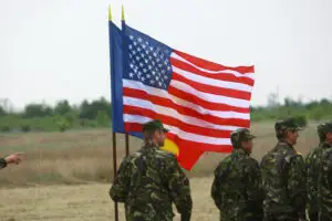 Statele Unite transportă arme în Afganistan prin România