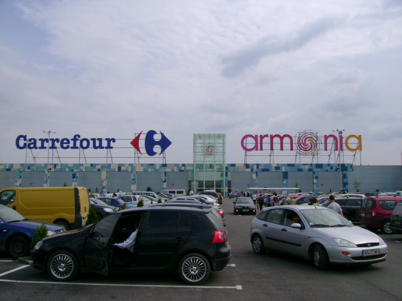 A mai murit un mall: Armonia Arad se transformă în centru logistic. Carrefour mai închide o unitate