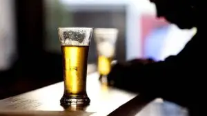 Ruşii sunt disperaţi. Berea e considerată, mai nou, băutură alcoolică şi nu aliment