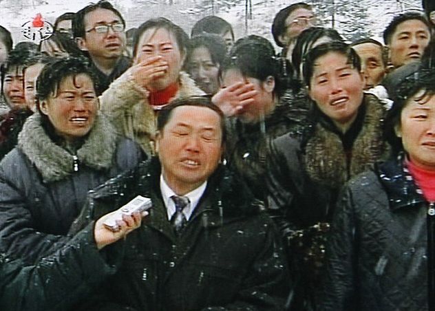 EXPLICAŢIE: De ce plângeau isteric nord-coreenii la moartea dictatorului Kim Jong Il