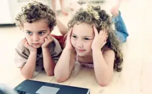 Părinţii obsedaţi de telefoane şi iPad-uri sunt vinovaţi de neglijarea copiiilor