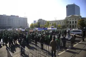 Circa 400 de membri ai Hidrosind protestează în Piaţa Victoriei