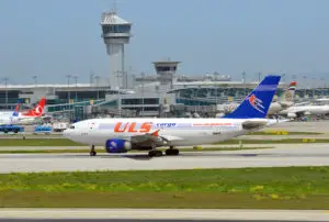 Un avion plin cu aur, blocat pe aeroportul din Istanbul