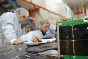 Cu cât contribuie fiecare român la programele spaţiale al României şi unde merg banii