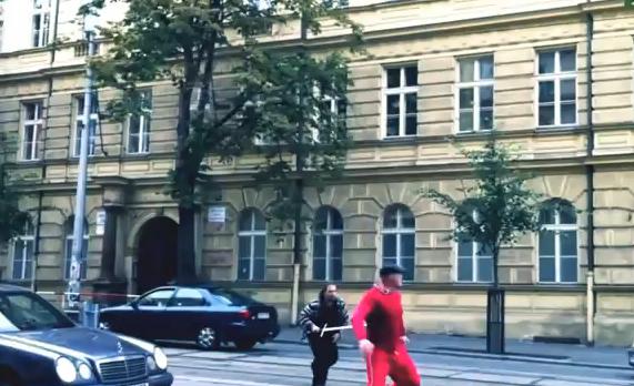 În Praga, şoferii îşi rezolvă problemele cu spada
