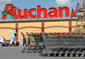 Auchan suflă în ceafa Kaufland în topul hipermarketurilor din România