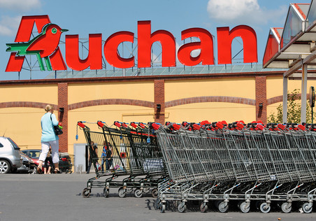 Auchan suflă în ceafa Kaufland în topul hipermarketurilor din România