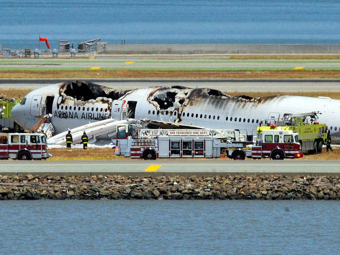 Un avion a luat foc pe aeroportul din San Francisco după o aterizare ratată