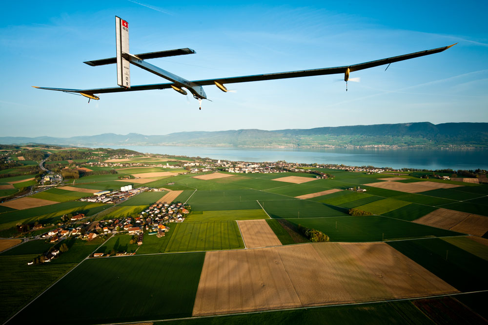 Avionul solar efectuează astăzi primul zbor. Traversează Statele Unite