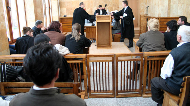 Părerea românilor despre avocaţi: “sunt şmecheri şi oportunişti”