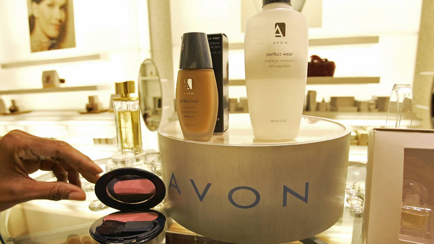 SURPRIZĂ pe piaţa cosmeticelor: Coty ar putea prelua Avon cu bani de la Warren Buffett