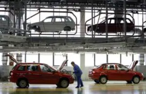 Renault-Nissan va prelua în etape cel mai mare constructor auto din Rusia