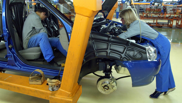 AvtoVAZ va începe producţia unui sedan bazat pe platforma Renault